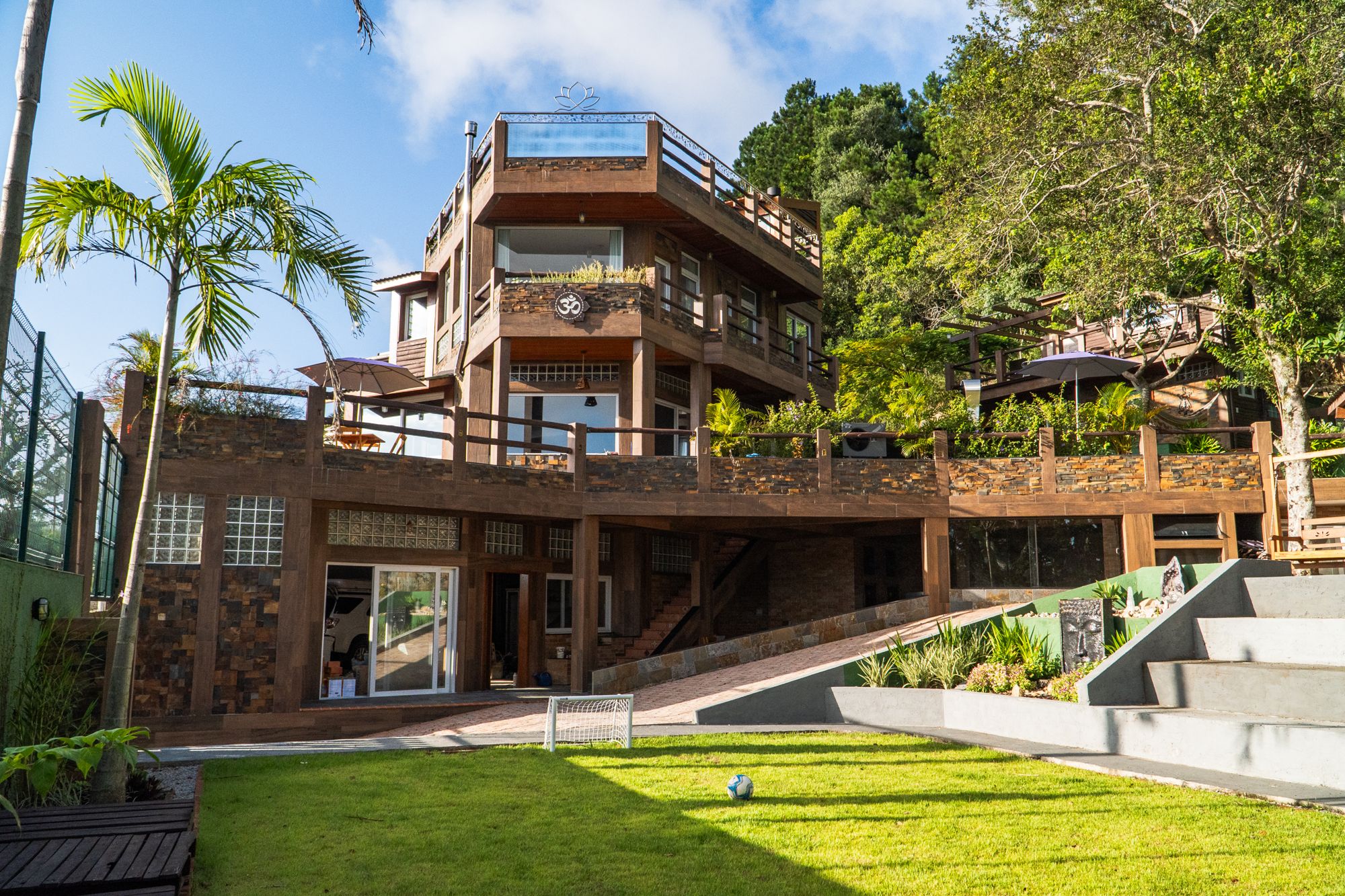 Casa da Montanha, em Florianópolis, vista do gramado