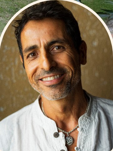 Eduardo Sobrosa, sorrindo, de camisa branca