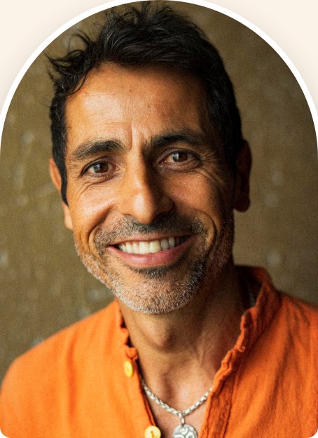 Retrato de Eduardo Sobrosa, de camisa laranja